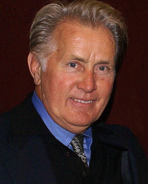 O pai de Charlie Sheen, Martin Sheen, de 84 anos, também foi preso. Nascido em Dayton, no estado de Ohio, ele é patriarca de uma família de atores. Tem 4 filhos, todos no ramo artístico: Charlie Sheen (o mais famoso),  Emilio Estevez (bem conhecido), Ramon Estevez e Renée Estevez. E é casado com uma atriz: Janet Templeton. 