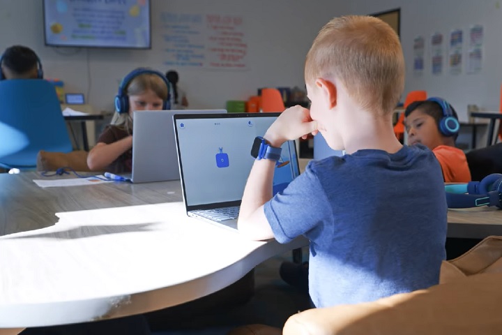 A escola exige ainda a assinatura de uma permissão para que o aluno seja filmado, fotografado e tenha seus dados coletados.