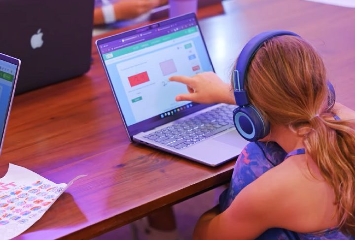 Há uma preocupação de que a dependência excessiva da IA possa criar deficiências de aprendizado em alunos que precisem migrar para um sistema tradicional.