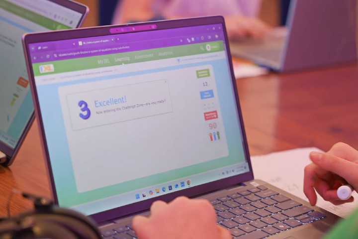 Com mensalidades a partir de R$ 18 mil, os alunos têm apenas duas horas diárias de matérias básicas com o software de IA. 