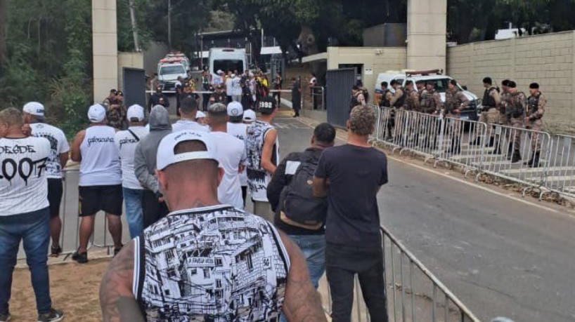 Torcida organizada do Atlético-MG cobrou a equipe no CT 
