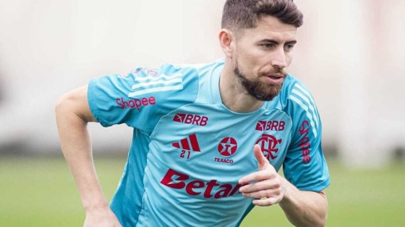 Jorginho está de volta depois de quatro jogos fora de combate por lesão, assim como Juninho que entra no lugar de Micael, contundido
