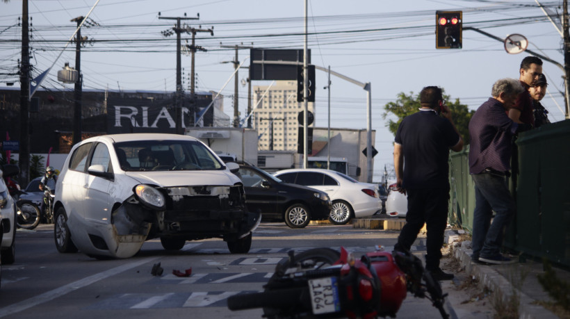 Acidente entre carro e moto na avenida Aguanambi, em Fortaleza