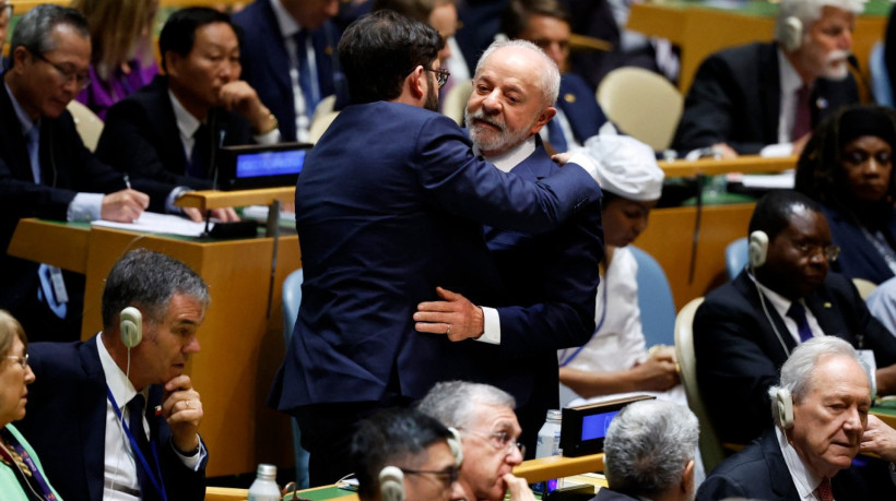 Lula é abraçado pelo presidente do Chile, Gabriel Boric, na Assembleia Geral da ONU