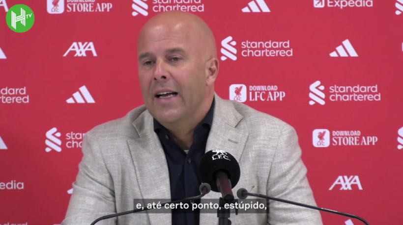 Arne Slot critica Ekitike por cartão vermelho ‘estúpido’ em vitória do Liverpool