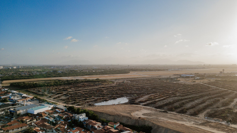 Terreno desmatado no entorno do Aeroporto Internacional de Fortaleza.