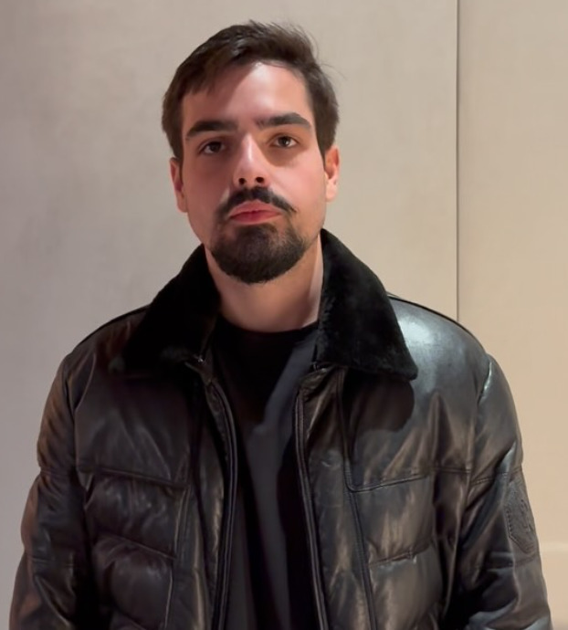 João disse que o pai está bem e acrescentou: “Isso é um cala-boca aos irresponsáveis, incluindo-se por um médico idiota. Vai arrumar o que fazer e preocupe-se com seus pacientes, se é que tem algum.