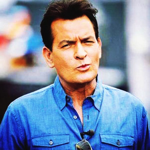 Charlie Sheen, um dos atores mais controversos e renomados de Hollywood, fez seu nome tanto no cinema quanto na televisão. Muitos o conhecem por seu papel em “Two and a Half Men. Eke começou sua carreira no cinema durante os anos 80, participando de filmes que se tornaram grandes sucessos de bilheteria.