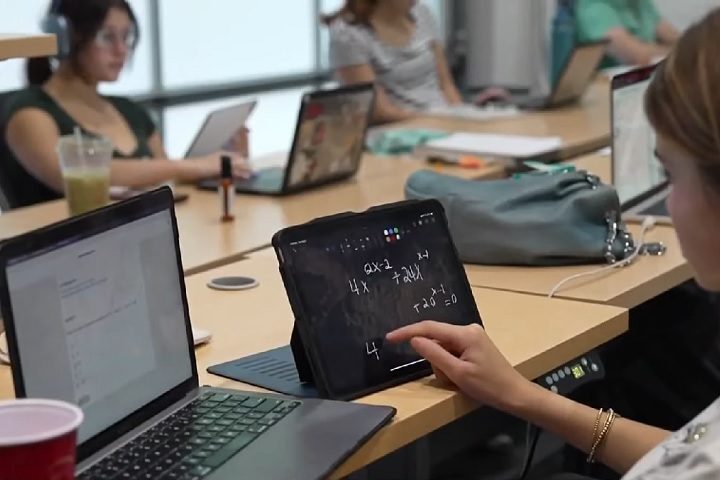 A escola defende que os alunos aprendem 2,6 vezes mais rápido e progridem no seu próprio ritmo, sem as tradicionais séries. 