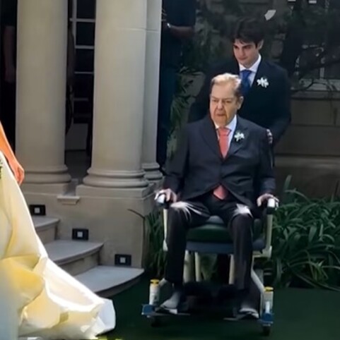 O apresentador Fausto Silva, de 75 anos, fez uma rara aparição pública no último sábado (20), ao prestigiar o casamento de sua filha mais velha, Lara Silva, de 27 anos, com o ativista da causa animal Julinho Casares, também de 27. A cerimônia, intimista, foi realizada em São Paulo.