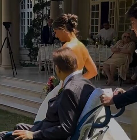 Um dos momentos mais marcantes foi quando Faustão, ainda em recuperação e sentado em uma cadeira de rodas, acompanhou Lara até o altar. Foi a primeira vez que ele apareceu publicamente desde a alta hospitalar, concedida quase um mês antes. Em imagens divulgadas nas redes sociais, o comunicador surge sorridente, de mãos dadas com a filha e ao lado dos noivos, emocionando familiares e amigos.