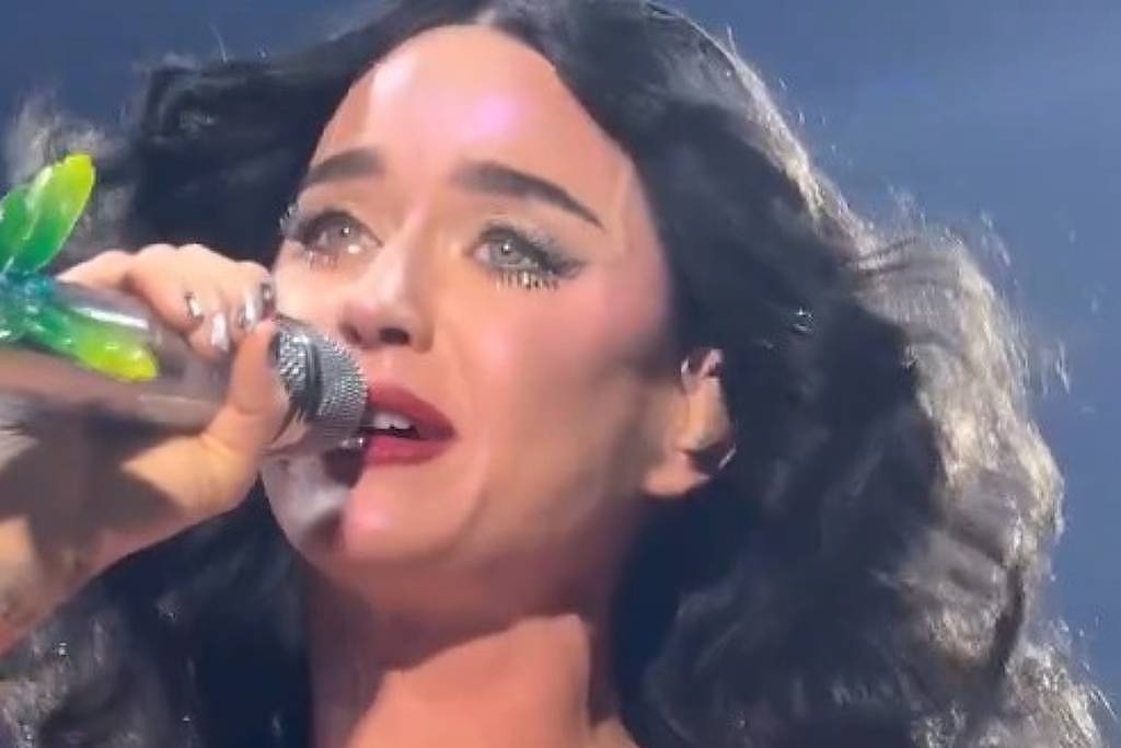 Dias após o anúncio do fim do casamento com o ator Orlando Bloom, a estrela pop já comovera os fãs na internet ao surgir em vídeo chorando durante show no Adelaide Entertainment Centre, na Austrália. As imagens circularam na rede social X, o antigo Twitter. 
