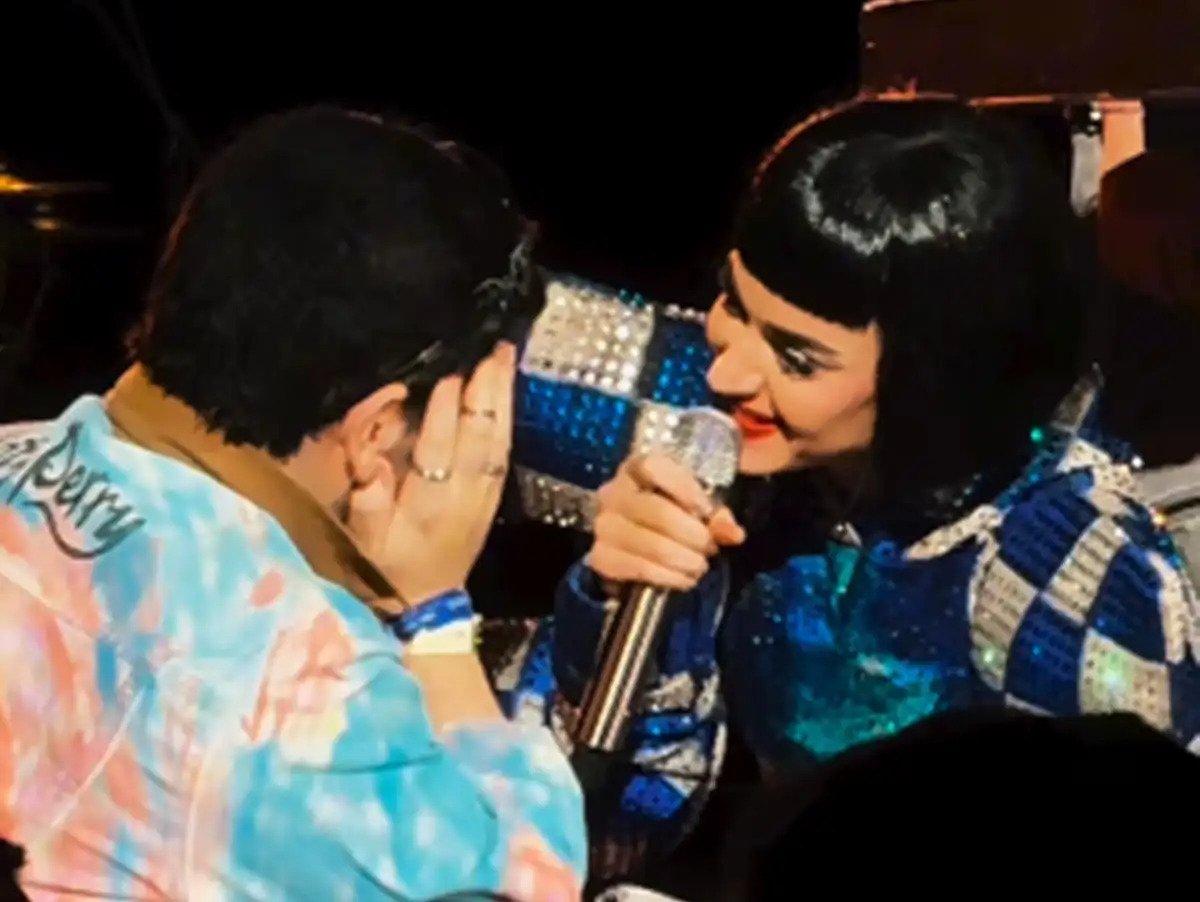 Atendendo a um pedido escrito em cartaz, Katy dedicou a canção Only Love à mãe do rapaz, Cristian, e o abraçou diante de milhares de pessoas, arrancando lágrimas da plateia. A artista reforçou palavras de conforto e também se emocionou ao cantar Never Really Over e ALL THE LOVE, faixa de seu novo álbum, 143.