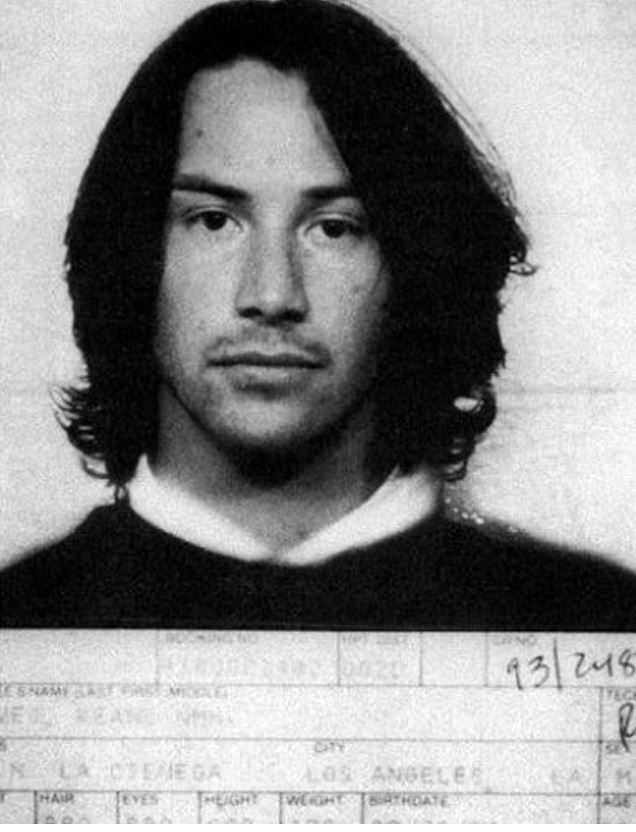 Keanu Reeves - Um dos atores mais queridos do público teve um deslize: foi preso em 1993 por dirigir alcoolizado. Em 2007, atropelou um fotógrafo brasileiro, mas foi absolvido no processo por indenização. 