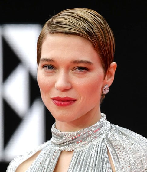 LÉA SEYDOUX -  Nascida em Paris em 1/7/1985, dividiu a Palma de Ouro em Cannes (2013) por La Vie d'Adèlecom a atriz Adèle Exarchopoulos. Pela 1ª vez no festival, atrizes ganharam o prêmio junto com o diretor.  Léa atuou em Bastardos Inglórios, Meia-Noite em Paris e no último 007 Sem Tempo para Morrer (2021). 