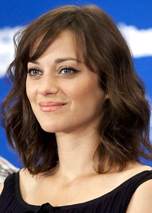 MARION COTTILARD- Nascida em Paris em 30/9/1975,  é a única a ganhar um Oscar por filme em língua francesa (pela atuação em Piaf - Um Hino ao Amor em 2008). Em 2015, foi a primeira atriz indicada ao Oscar por um filme belga (Dois Dias, Uma Noite).