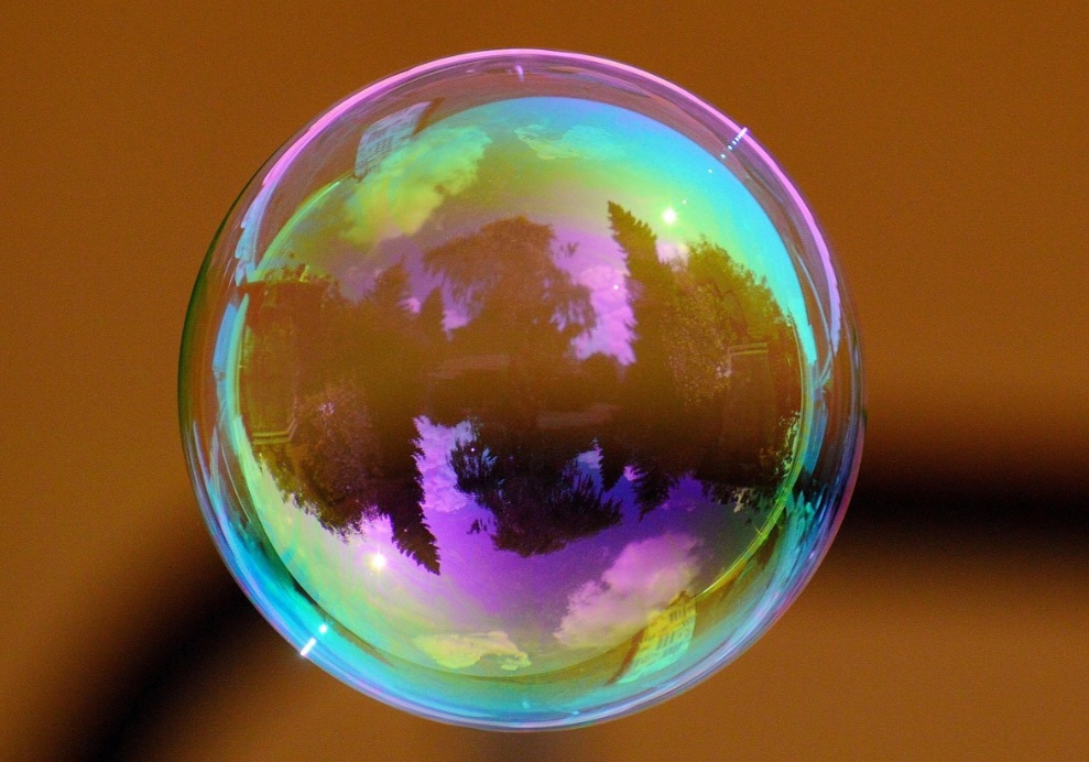 Os espetáculos de bolhas de sabão combinam entretenimento com arte. Exigem um nível de habilidade perfeito, também de misturas perfeitas. Artistas, então, criam tubos ou bolhas gigantes, muitas vezes envolvendo objetos ou pessoas. 