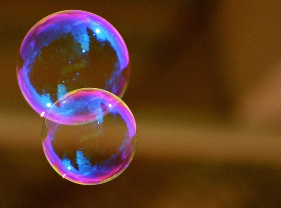 Ao misturar, as moléculas de sabão se intercalam com as da água, formando uma película elástica. Essa fórmula tem uma camada de água no meio e camadas de moléculas de sabão nas superfícies externa e interna. 