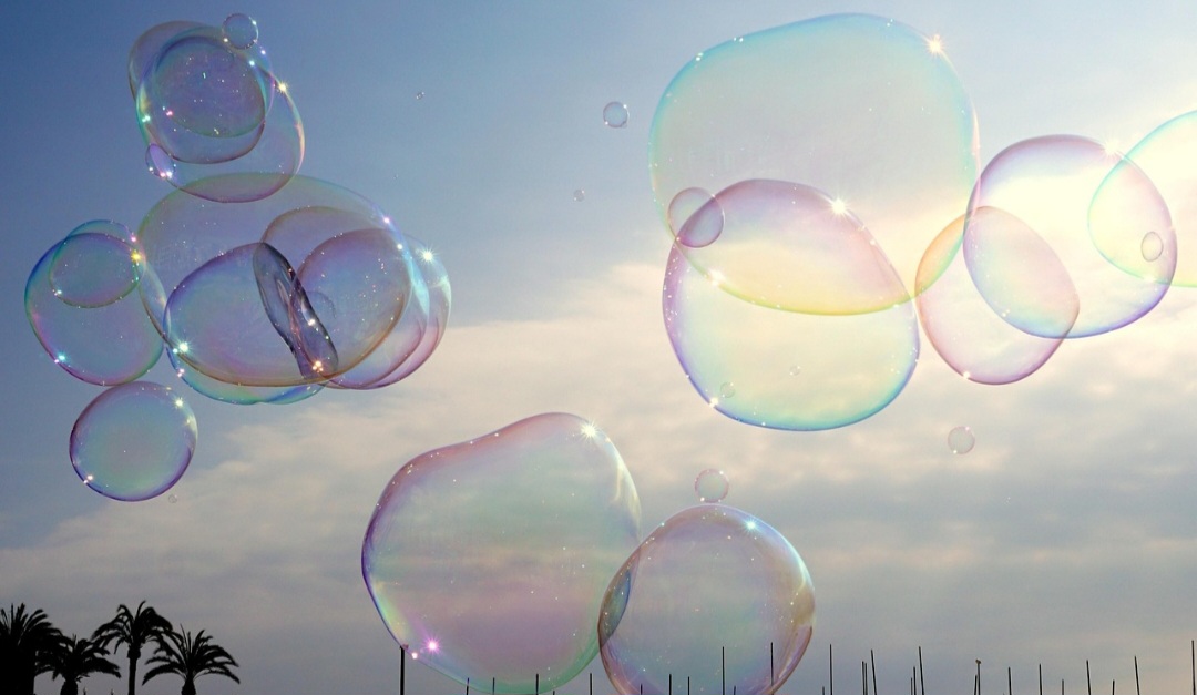 Para fazer bolhas, basta misturar água, detergente e, opcionalmente, açúcar ou glicerina para torná-las mais resistentes, sendo realizadas em diversas ocasiões, como parques e festas. 