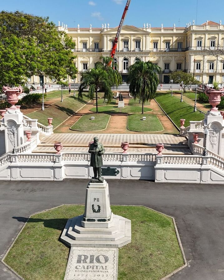 Museu Nacional, na Quinta da Boa Vista, no Rio de Janeiro - Está em reforma por causa do incêndio que ocorreu em 2/9/2018. Reabriu parcialmente, mas o funcionamento pleno deverá ocorrer até 2028. Além do esforço da  instituição, o museu fundado em 1818 conta com contribuições para a recomposição do acervo. 

 