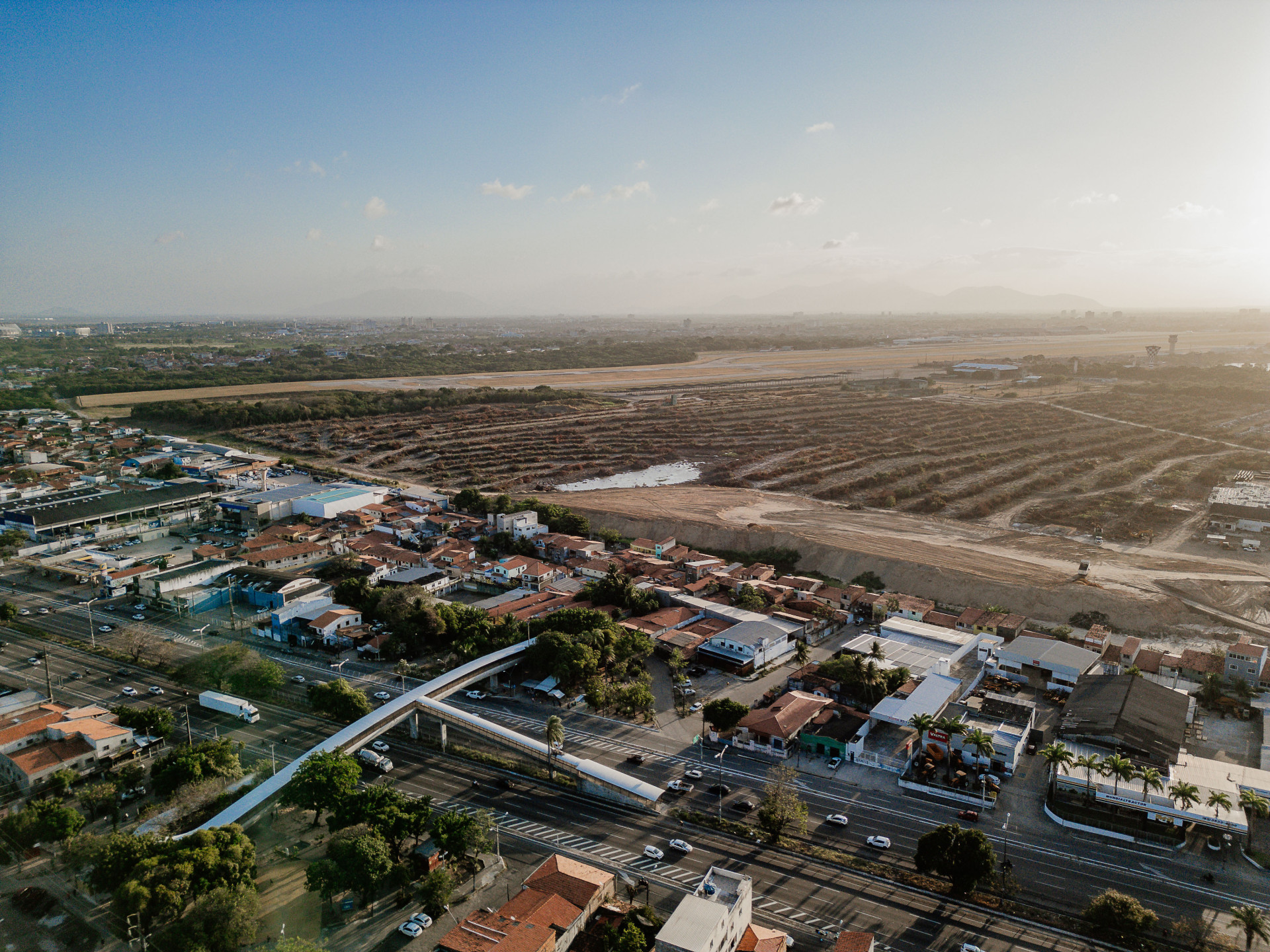 Terreno desmatado no entorno do Aeroporto Internacional de Fortaleza, antes do fim do relatório ambiental do Ibama. Local fica na altura da passarela da Praça da Aerolândia, entre a Base Aérea e o Aeroporto (Foto: AURÉLIO ALVES)