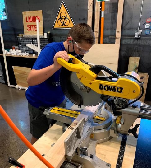 Alguns exemplos concretos das atividades práticas são: construção de objetos de madeira e debate sobre a história da Itália enquanto os alunos degustam de pizzas de diferentes regiões.