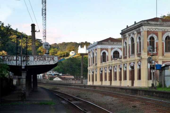 A Estação Ferroviária foi inaugurada pela família imperial no dia 12 de julho de 1863, construída no modelo das gares inglesas. Inicialmente, a estação se chamava de Rodeio, tendo recebido na década de 1920 o nome Paulo de Frontin.