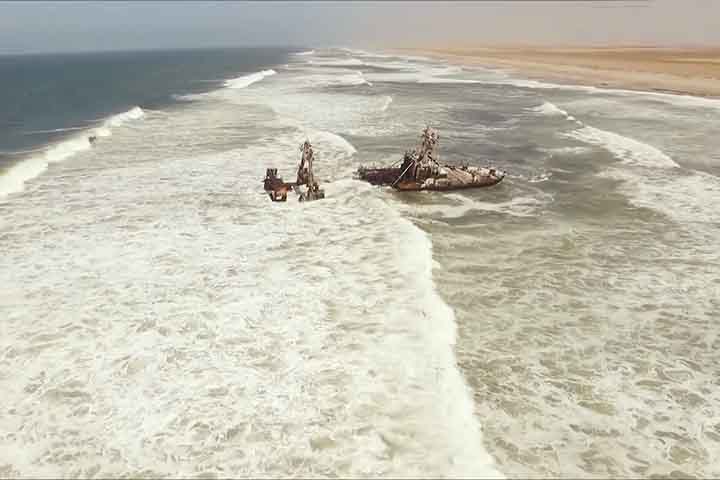 O Eduard Bohlen era um navio de carga de 2.272 toneladas brutas e comprimento de 94 m (310 pés).