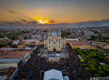 Abertura dos festejos de São Francisco com missa do nascer do sol. Devotos fazem peregrinação até chegar na Basílica de São Francisco de Canindé 