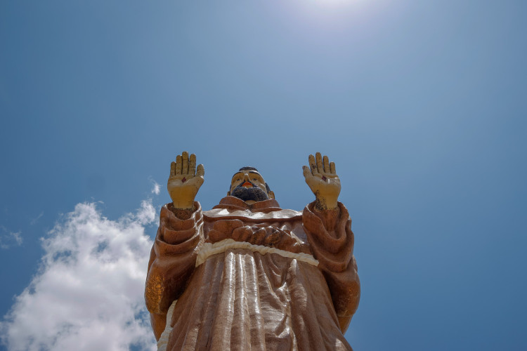 CANIND&Eacute;, CE, BRASIL, 24-09-2025: Est&aacute;tua de S&atilde;o Francisco das Chagas de Canind&eacute;.  Festejos de S&atilde;o Francisco em Canind&eacute;, pessoas fazendo perigrina&ccedil;&atilde;o ate chegar na Bas&iacute;lica de S&atilde;o Francisco de Canind&eacute;. (Foto:Aurelio Alves / Jornal O POVO)