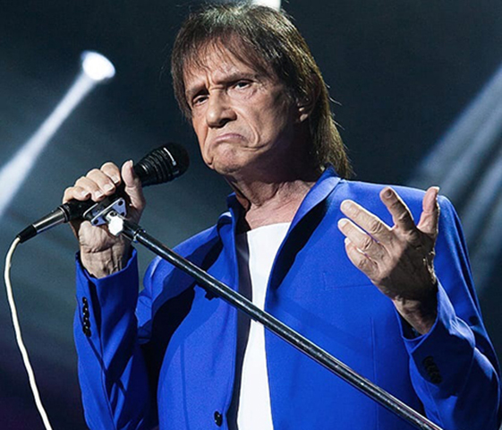 O cara não parava de gritar. 'Roberto, dá uma rosa pra minha mãe!', 'Roberto, uma rosa!'. Eu já tinha falado que ia dar, mas ele não parava, afirmou o cantor.
