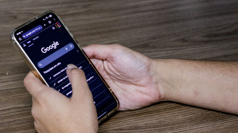 Usuário acessa Google pelo smartphone