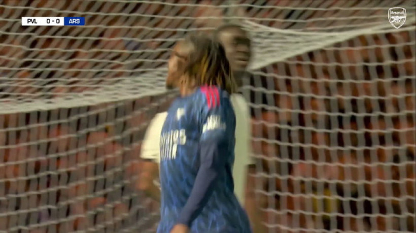 Eze marca o seu primeiro gol pelo Arsenal na vitória sobre o Port Vale