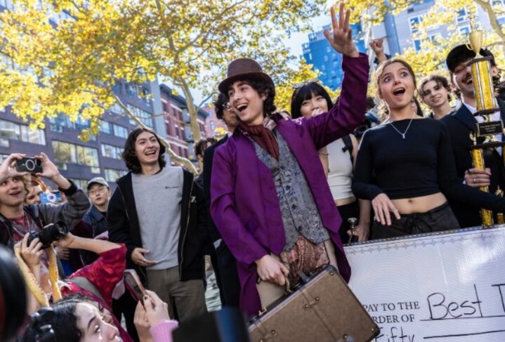 O episódio acabou gerando um concurso de sósias de Chalamet em Nova York, no Washington Square Park.