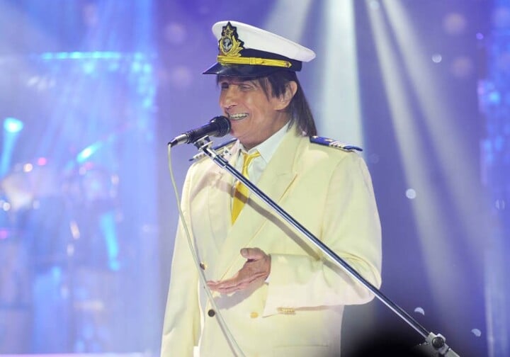 Ele continuava falando, falando, falando... Eu puxei o microfone do palco, mas ele continuava gritando. Aí fiquei p… da vida e falei 'Cala essa boca, p…', explicou, aos risos.
