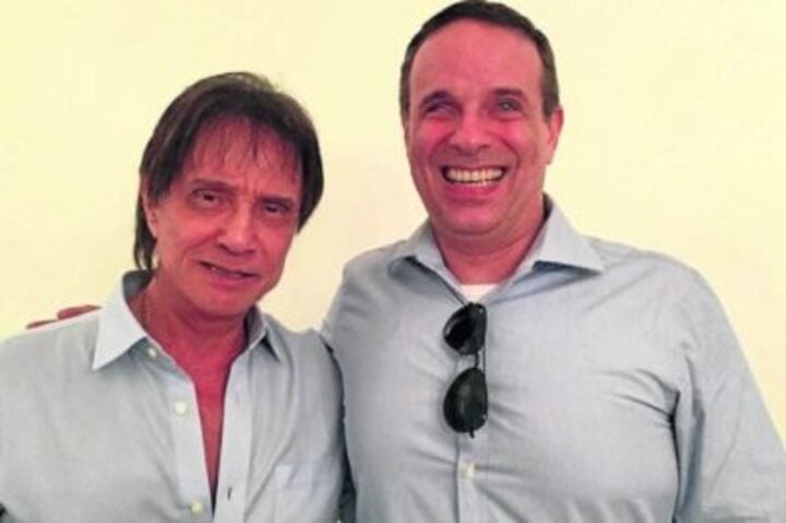 Dudu Braga, um dos filhos de Roberto Carlos, morreu vítima de câncer no peritônio em 2021, aos 58 anos. De acordo com a assessoria de imprensa do cantor, na ocasião ele atendeu um pedido do filho para que fosse sepultado com a camisa do Corinthians, seu clube do coração.
