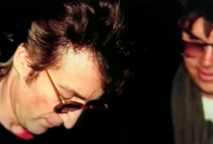 John Lennon deu autógrafo para o assassino horas antes do crime. Chapman se dizia fã do cantor. Lennon o atendeu na saída do edifício onde morava, foi para o estúdio e, ao voltar, foi baleado pelo criminoso que o aguardava na porta. Dos cinco tiros, quatro atingiram o cantor: dois nas costas e dois nos ombros.   

