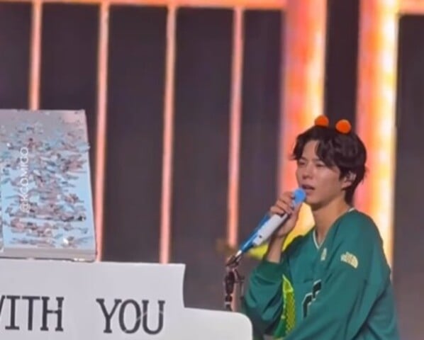 Assim, arrancou aplausos entusiasmados. O vídeo da performance rapidamente ganhou destaque nas redes sociais. E você lembra de um caso pitoresco de fraude envolvendo o ator? O Flipar mostrou à época.