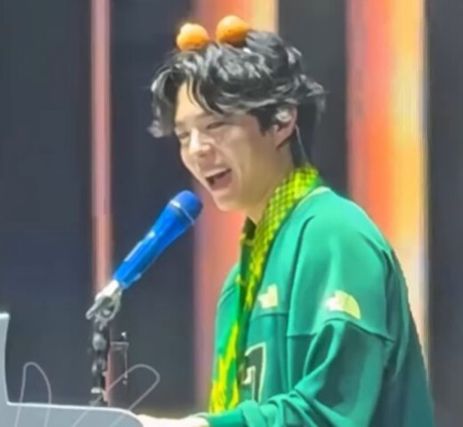 Entre os momentos mais marcantes, interpretou “Você me vira a cabeça”, de Alcione, e o hit sertanejo “Evidências”, de Chitãozinho & Xororó.