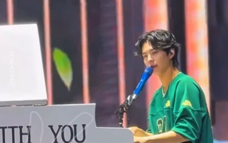 Durante um encontro de quatro horas, o astro interagiu com o público, caminhou pela plateia, tocou piano e surpreendeu ao cantar clássicos nacionais em português.