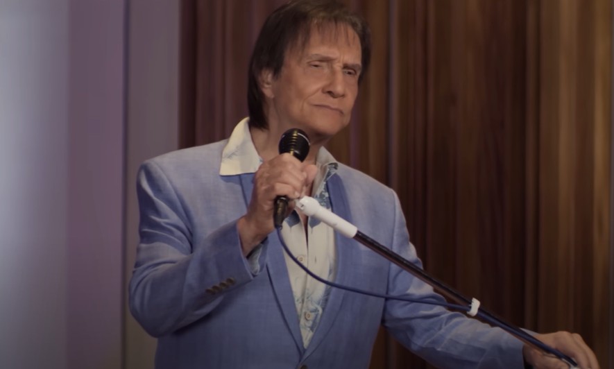 Onze anos após sua última grande campanha, Roberto Carlos voltou à publicidade em um comercial do Banco Mercantil, exibido no intervalo do 