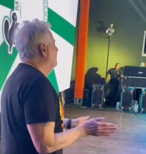 Roberto de Carvalho, viúvo de Rita Lee, visitou o barracão da Mocidade Independente de Padre Miguel, que prestará homenagem à cantora no Carnaval de 2026. Durante o passeio, o músico acompanhou os preparativos do desfile, sambou de forma divertida e compartilhou tudo no Instagram.