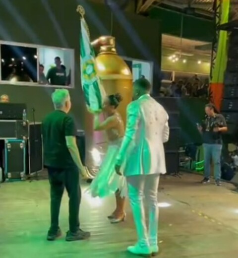 Em um dos registros, ao som de “Chega Mais”, interpretada por Rita, destacou uma frase exibida no local: “Rita não é só nome, é verbo”, repetindo as palavras com emoção.