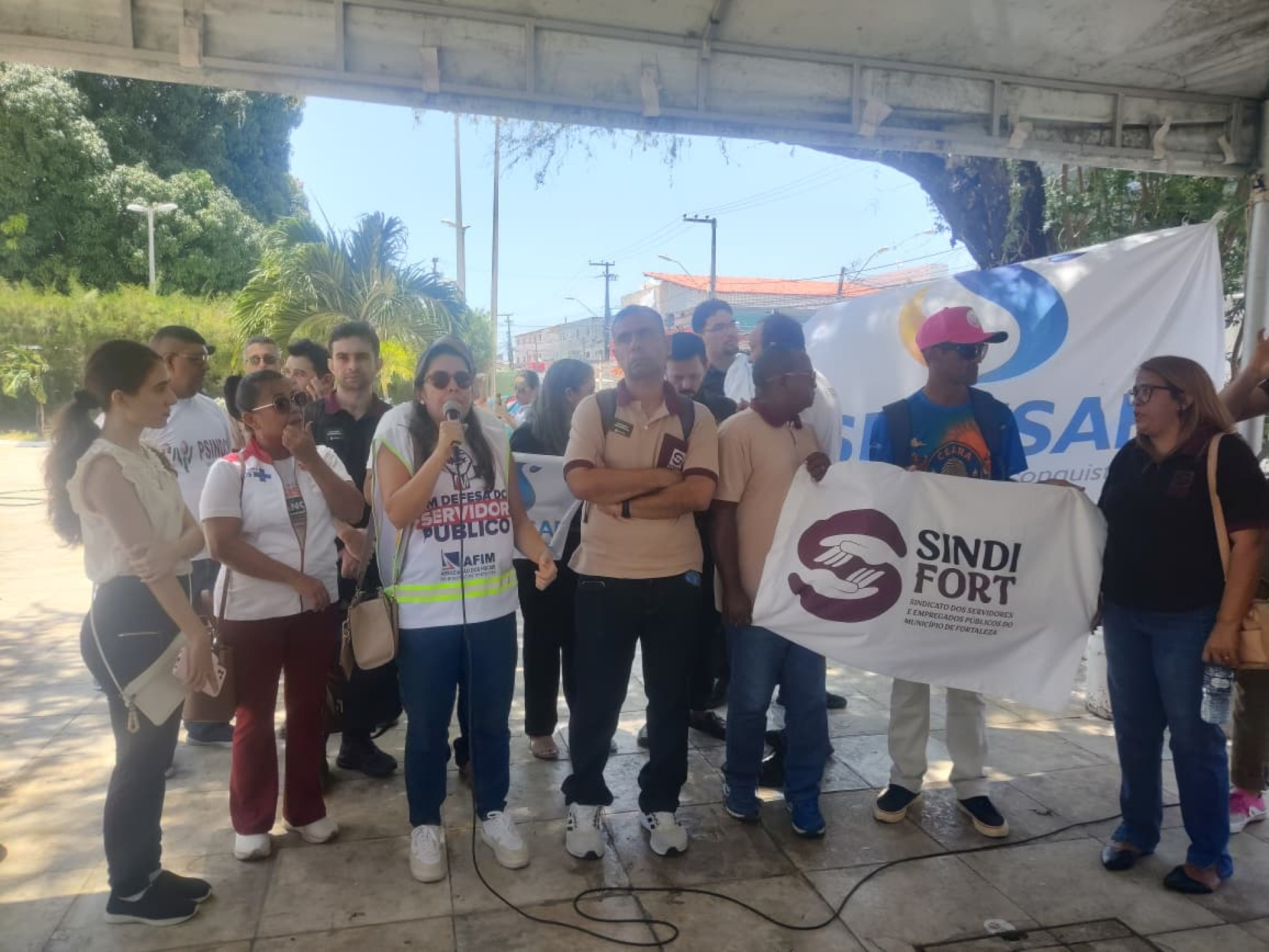Grupo de servidores esteve nesta quarta-feira, 24, na Câmara Municipal e conversou com secretário e parlamentares (Foto: Camila Maia/Especial para O POVO)