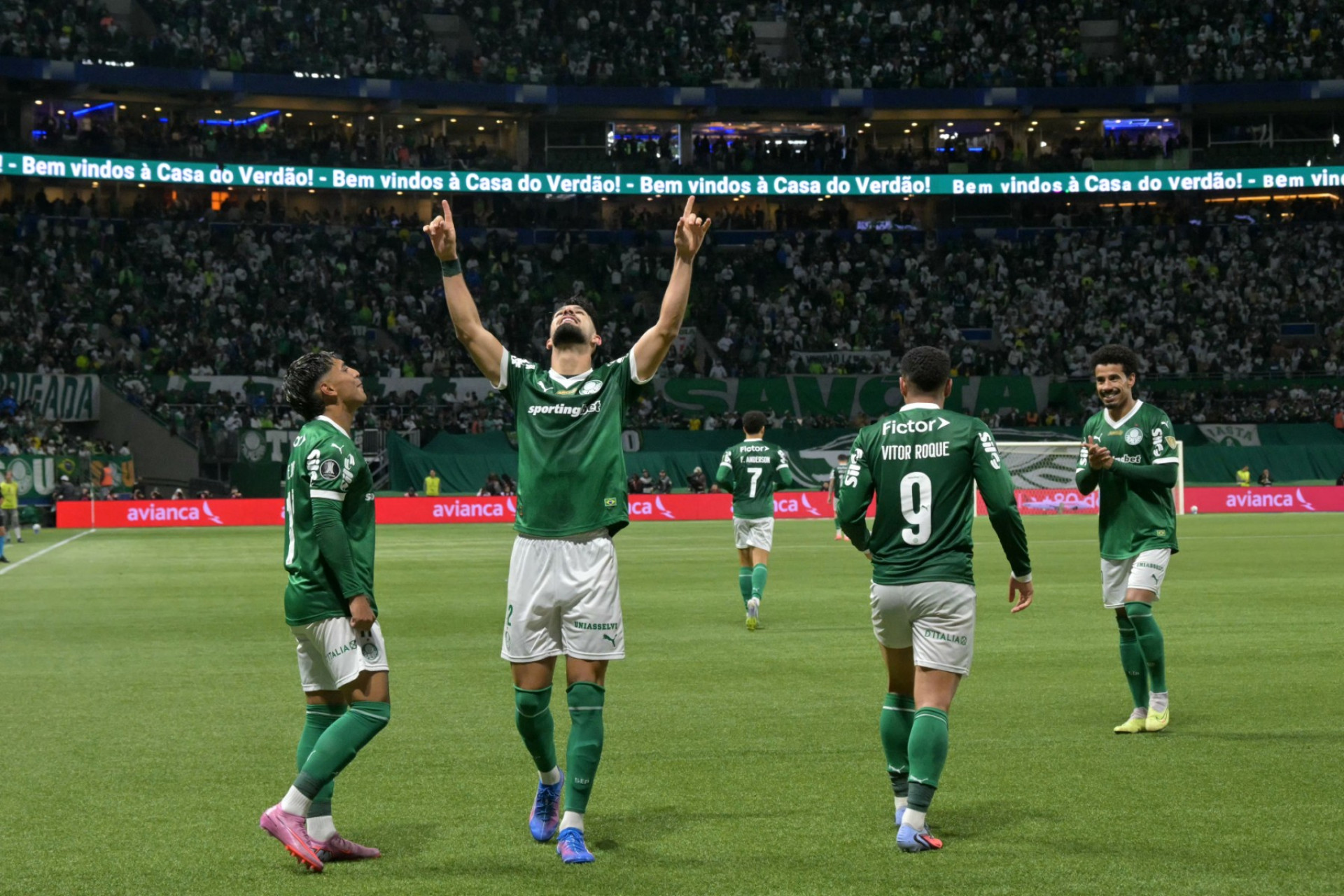 Palmeiras' Argentine forward #42 Jose Manuel Lopez (2nd-L) celebrates after scoring his team's third goal during the Copa Libertadores quarterfinal second leg football match between Brazil's Palmeiras and Argentina's River Plate at the Allianz Parque Stadium in Sao Paulo, Brazil on September 24, 2025. (Foto: NELSON ALMEIDA)