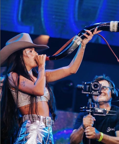 Ana Flávia Castela completou 21 anos em 16 de novembro de 2024. Ela nasceu em Amambai, em Mato Grosso do Sul, mas foi criada em Sete Quedas. A cidade, que faz fronteira com o Paraguai, tem apenas cerca de 11 mil habitantes e fica a 470 km da capital do estado, Campo Grande.
