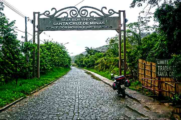 Localizada no chamado Campo das Vertentes, a cidade de Santa Cruz de Minas foi fundada em 21 de dezembro de 1995. 
