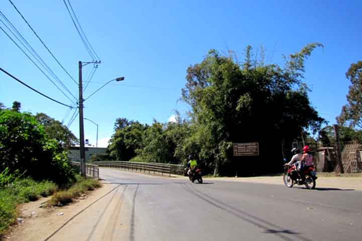 Assim, o município mineiro, que é acessível pela BR-383, hospeda turistas, mas também recebe visitantes que estão de passagem pelo circuito histórico do período do Brasil colonial.
