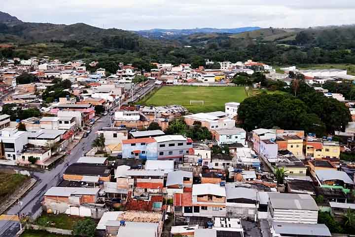 Em torno da praça principal da cidade há pequenos comércios e cafés, com o clima típico interiorano de cidades do sudeste brasileiro.
