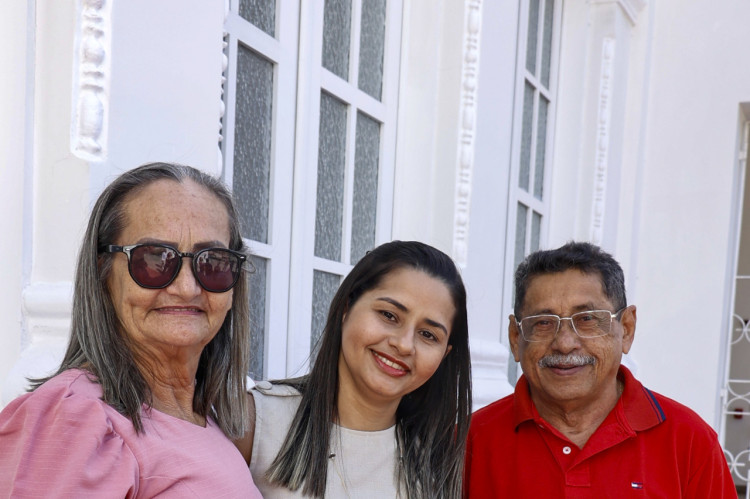 FFORTALEZA, CEARÁ,  BRASIL- 15.09.2025: Joyce Ferreira, 33 - Aux. Saúde bocaMaria Iracir, 63 autônoma. O prefeito de Fortaleza, Evandro Leitão, empossa, nesta quinta-feira (25/9), 331 aprovados no concurso público para a extinta Fundação de Apoio à Gestão Integrada em Saúde de Fortaleza (Fagifor), realizado em 2024. A solenidade de posse será na Estação das Artes. (Daniel Galber/Especial para O POVO)
